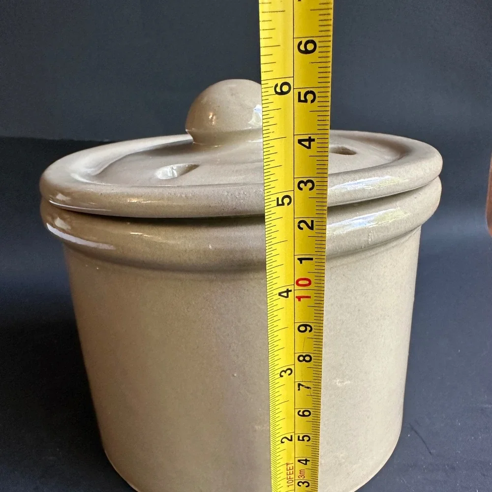 Boston Warehouse Garlic Cellar Bentson-West Design Tan Stoneware Vented Crock